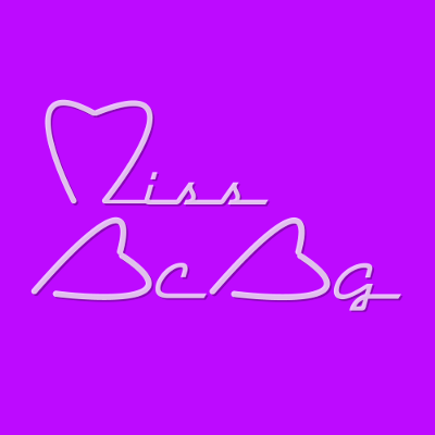 Miss BCBG Dark Pink Square, par Xavier E. G. Dierick